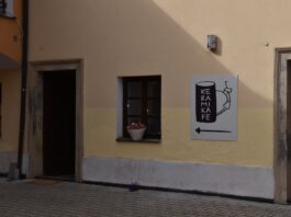 V keramické kavárně můžete celý víkend tvořit z hlíny