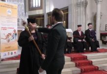 DUBÍ/TEREZÍN: Promoce VŠAPS proběhla netradičně v kostele