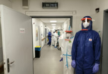 Roudnické nemocnici v boji s koronavirem pomáhá 10 dobrovolníků