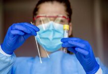 Učitelé se mohou na koronavirus nechat otestovat i v roudnické nemocnici