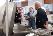 Radní Ústeckého kraje navštívila v roudnické škole obráběcí halu i školní restauraci