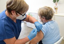 Očkovací centrum na Zahradě Čech má vakcíny dost, chybějí ale senioři