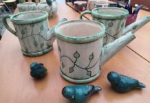 Květináče, hrnečky nebo svíčky. V Palačinkárně můžete nakupovat jarní výrobky lidí s hendikepem