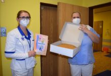 Zaměstnanci Čajovny Hóra poslali do litoměřické nemocnice medovníky