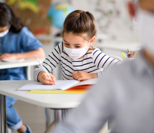 Děti rodičů, kteří nesouhlasí s testováním, zůstanou na domácí výuce