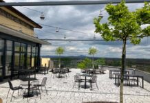 Caffé Říp už otevřenou terasu a připraveny dezerty i teplá jídla
