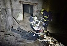 Hasiči dnes ve starých mrazírnách zachraňovali člověka