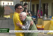 LITOMĚŘICE: Senioři na Dómském pahorku si užili grilování s živou muzikou