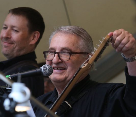 FOTOGALERIE – Léto na tržnici Áda Škarda, Od plotny skok