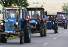 FOTOREPORTÁŽ KARLA PECHA: Retrojízda traktorů v Drahobuzi