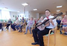 Hudební vystoupení „Šlapeťáka“ rozzářilo tváře klientů v terezínském SeniorCentru SeneCura