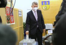 Fotoreportáž – Andrej Babiš volil v Lovosicích