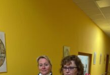 Charita Litoměřice dnes rozdávala seniorkám karafiáty