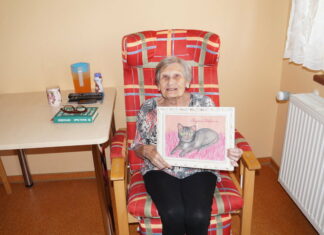 Studenti Gymnázia Josefa Jungmanna namalovali seniorům obrázky na přání