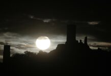 FOTOGALERIE: Měsíční scenérie nad Hazmburkem