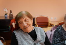 Do Domova seniorů na Dómském pahorku přiletěli papoušci