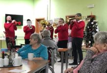 V Domově na Dómském pahorku hrál Podřipský žesťový kvintet