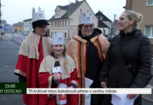 DUBÍ: Tři králové letos koledovali přímo v centru města