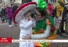 ŠTĚTÍ: Masopust zvládl i velký vítr a zcela zaplnil náměstí