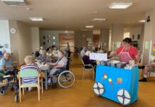 Klienti SeniorCentra SeneCura se v parných dnech osvěžili zmrzlinou