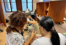FOTOGALERIE: Budoucí kadeřnice z Litegry na praxi stříhají seniory