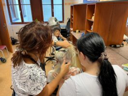 FOTOGALERIE: Budoucí kadeřnice z Litegry na praxi stříhají seniory