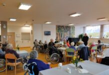 Klienti SeniorCentra SeneCura si Dušičky připomněli s biskupem