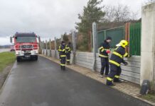 V Křešicích dnes hasiči stavěli protipovodňovou ochranu