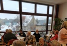 Ježíškova vnoučata do Domova na Dómském pahorku přivezla zákusky