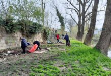 Lidé bez domova uklízeli okolí autobusového a vlakového nádraží