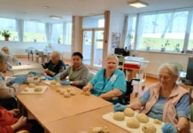 Klienti SeniorCentra SeneCura v Terezíně pekli dětem z dětského domova