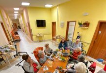 Senioři z Domova na Dómském pahorku si vyzkoušeli aranžování květin