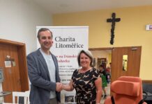 Senioři z Domova na Dómském pahorku dostali nové polohovací křeslo