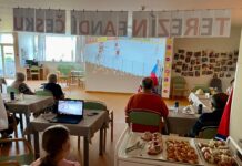 V SeniorCentru v Terezíně se fandí hokejistům