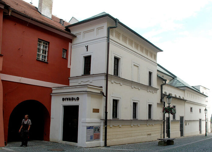 800px-Litoměřice,-Máchovy-schody-276,-divadlo