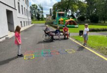 Radost i spojení generací: Klienti SeniorCentra SeneCura slavili Den dětí