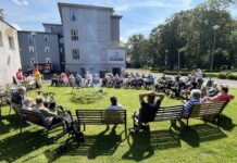 Klienti SeniorCentra SeneCura si opékali špekáčky