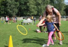 Nad fotbalovým hřištěm v Libochovicích přelétne letadlo plné bonbónů