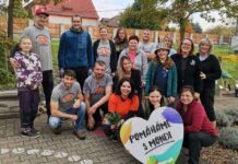 ŠTĚTÍ: Dobrovolníci z Mondi zvelebili zahradu Domu s chráněnými byty