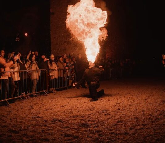 Na náměstí v Lovosicích si dnes zazpívají koledy a bude ohňová show