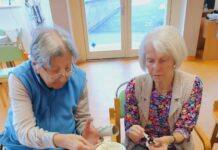 Klienti SeniorCentra SeneCura vyráběli krmítka pro ptáčky