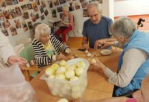 Klienti SeniorCentra SeneCura s radostí pomáhali v kuchyni