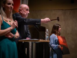 FOTOGALERIE: Aukce pro hospic objektivem Rainera Bacha