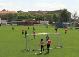 LITOMĚŘICE: Fotbalového turnaje pro starší školáky se zúčastnilo 16 týmů