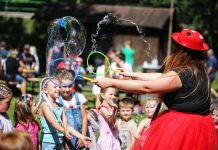 Nad fotbalovým hřištěm v Libochovicích bude létat letadlo plné bonbónů