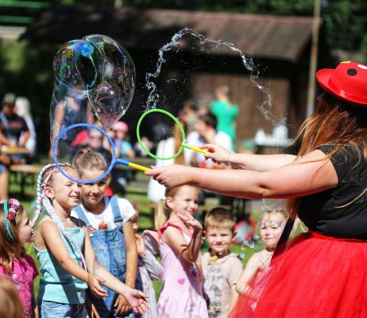 Nad fotbalovým hřištěm v Libochovicích bude létat letadlo plné bonbónů