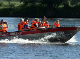 KŘEŠICE: Děti se v Křešicích mohly svézt na motorovém člunu a projít se po laně