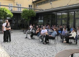 ROUDNICE N. L.: LiStOVáNí aneb Historky z Tinderu 2 rozesmály hosty Caffé Říp